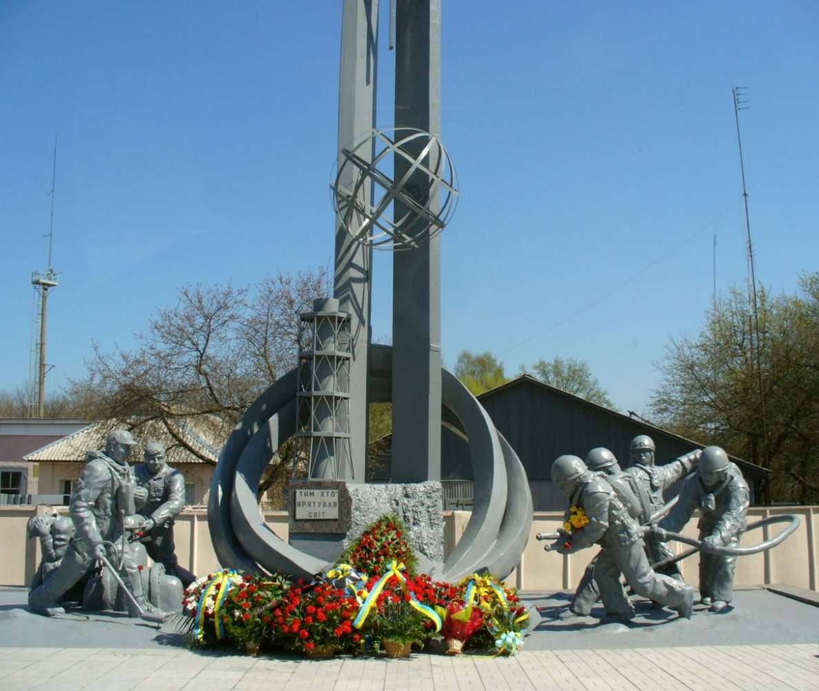 1215px-Пам'ятник_пожежникам-ліквідаторам_аварії_на_ЧАЕС,_Чорнобиль,_біля_пожежної_частини.JPG